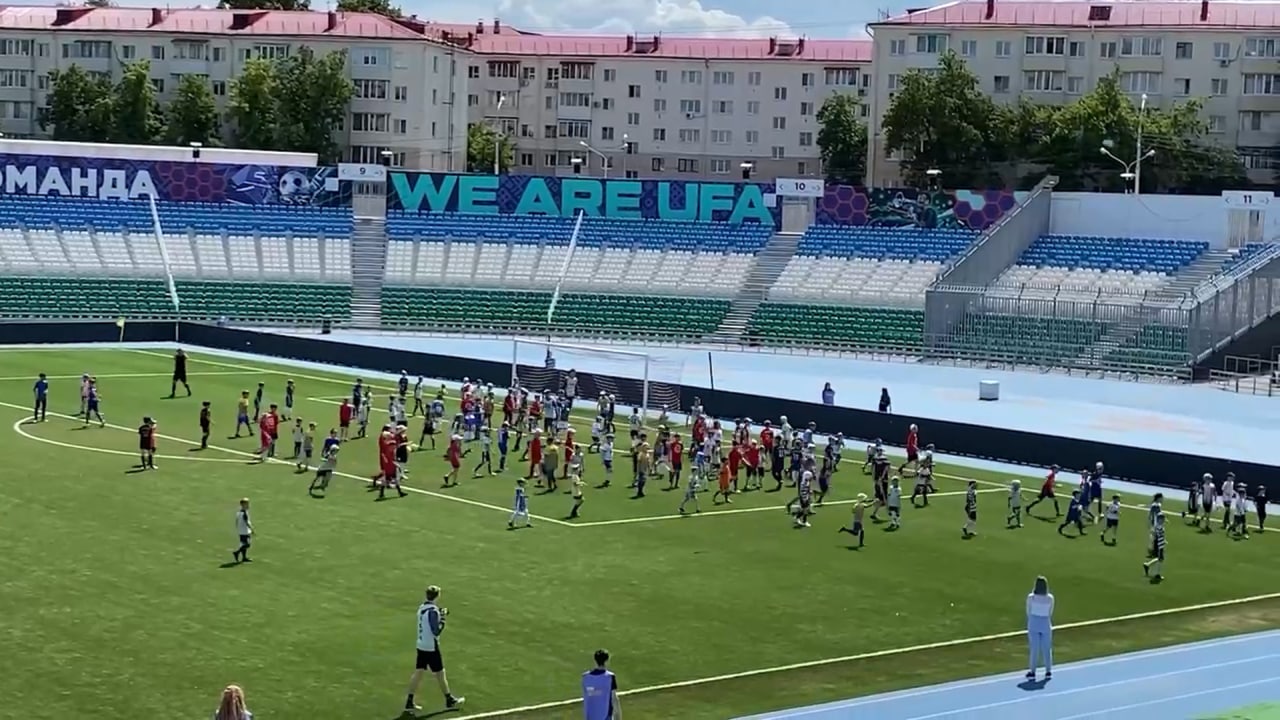 Футболисты "Уфы" сыграли матч против 138 детей