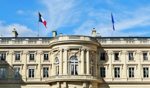 Премьер Франции увидела угрозу для страны в итогах парламентских выборов