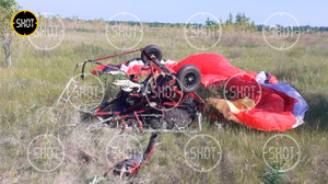 Развалился на части: Появилось фото с места крушения параплана в Омской области