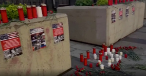 Стихийный мемориал памяти погибших детей Донбасса появился у Посольства США в Москве