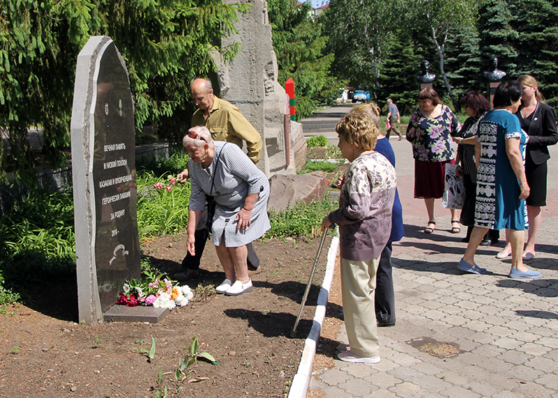 Участники акции возложили цветы к памятному знаку в Антраците. Фото © Общественное движение "Мир Луганщине"