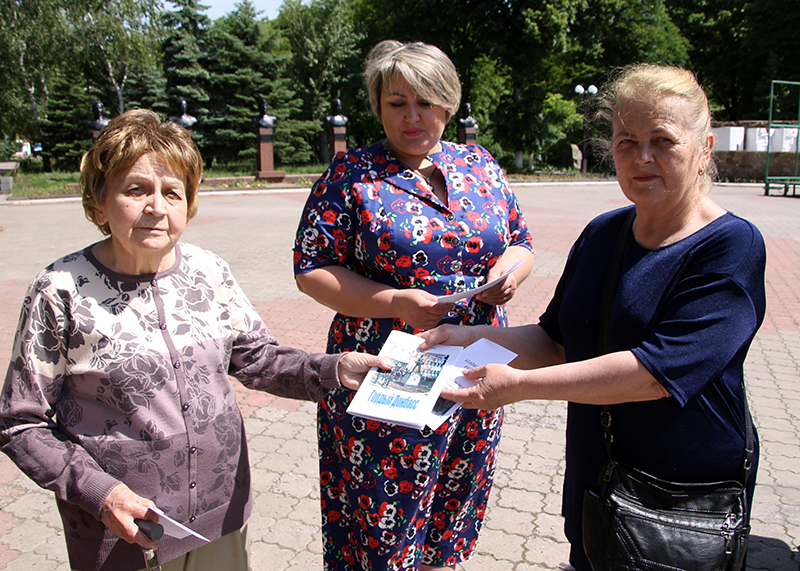 Волонтёры раздали жителям Антрацита листовки "Точка невозврата". Фото © Общественное движение "Мир Луганщине"
