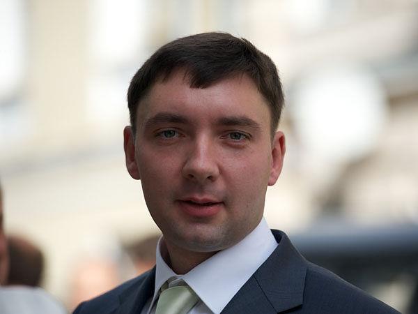 <p>Сколько конкретно требуется времени на обучение оператора беспилотника MQ-1C с нуля, сказать сложно, но это приличный срок. Поэтому практически наверняка управлять будут те операторы, которые имеются в Соединённых Штатах. Собственно, управлять можно, не находясь на территории Украины, а находясь в США или на территории их военных баз, которые есть в других странах</p>