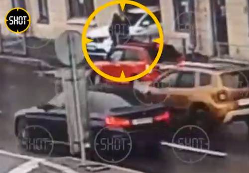 В Петербурге водитель внедорожника кувалдой уничтожил самокат въехавшего в него пешехода