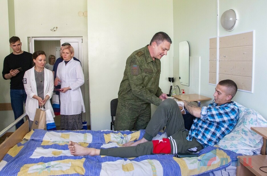 Пасечник и Кузнецова навестили в госпитале раненых бойцов ЛНР. Фото ©  "Луганскинформ"