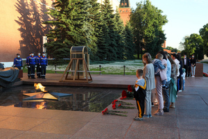 Победители детского конкурса рисунков приняли участие в профилактике Вечного огня у Кремлёвской стены