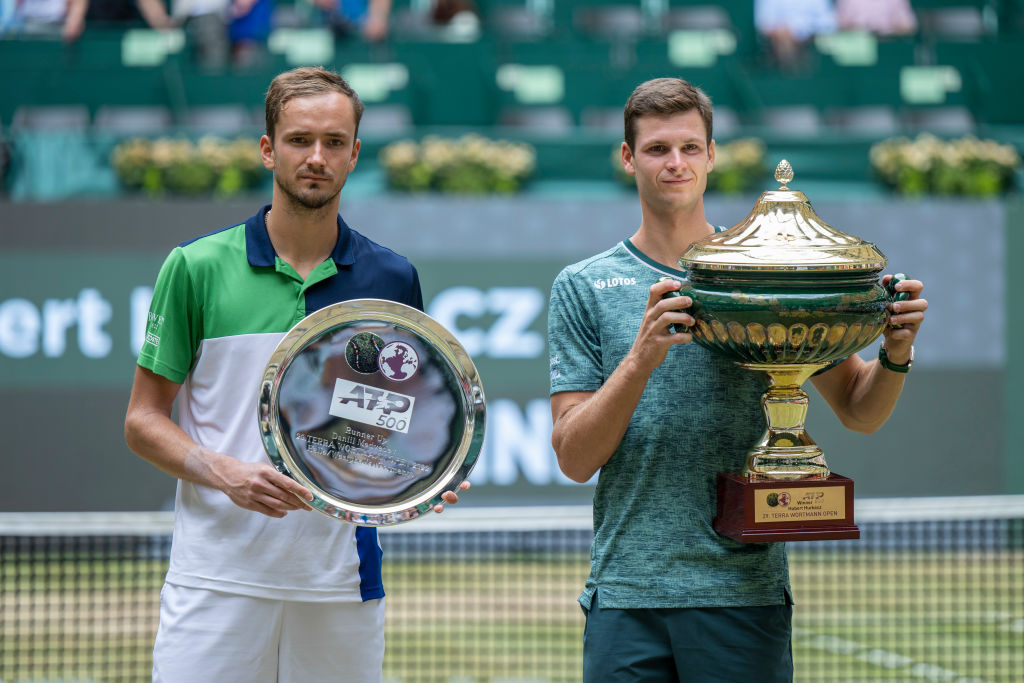 Даниил Медведев и Хуберт Хуркач держат свои трофеи. Галле (Вестфалия). 19 июня 2022 год.