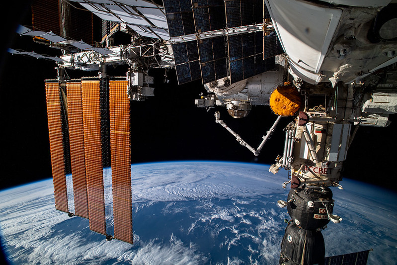 Международная космическая станция над Атлантическим океаном. Фото © Flickr / NASA Johnson