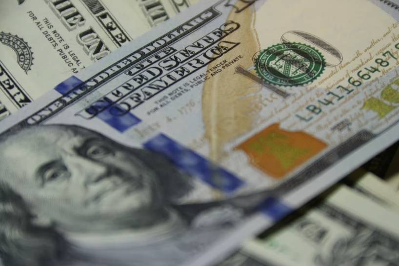Курс доллара на Мосбирже рухнул до уровня 2015 года
