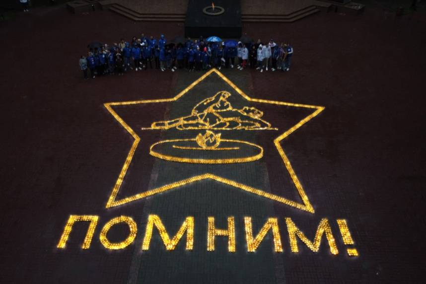 Мемориал Славы из пяти тысяч свечей выложили в Ханты-Мансийске ко Дню памяти и скорби