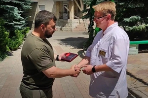 В Донецке наградили героического врача, который не бросил младенцев под обстрелом