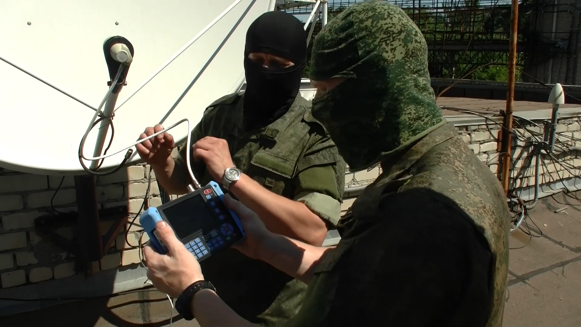 Появилось видео работ военных связистов по подключению Херсонщины к российскому ТВ