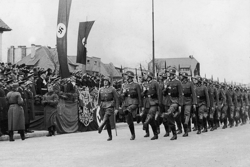 Нацистские штурмовики в униформе проходят парадом через румынскую деревню. 1941 год. Фото © Getty Images / Hulton Archive