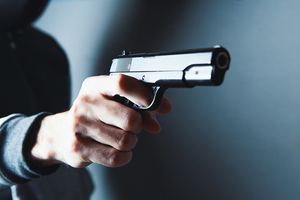 В Орске первоклассник выстрелил из револьвера в пятилетнего брата во время игры 