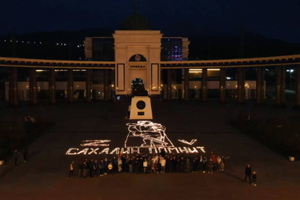 "Мы эти подвиги помним": Памятник воинам-освободителям из 20 тысяч свечей выложили в Южно-Сахалинске 