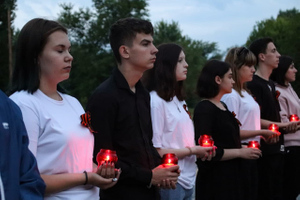 В Луганске ровно в 4 часа утра зажгли cвечи памяти в честь павших героев ВОВ