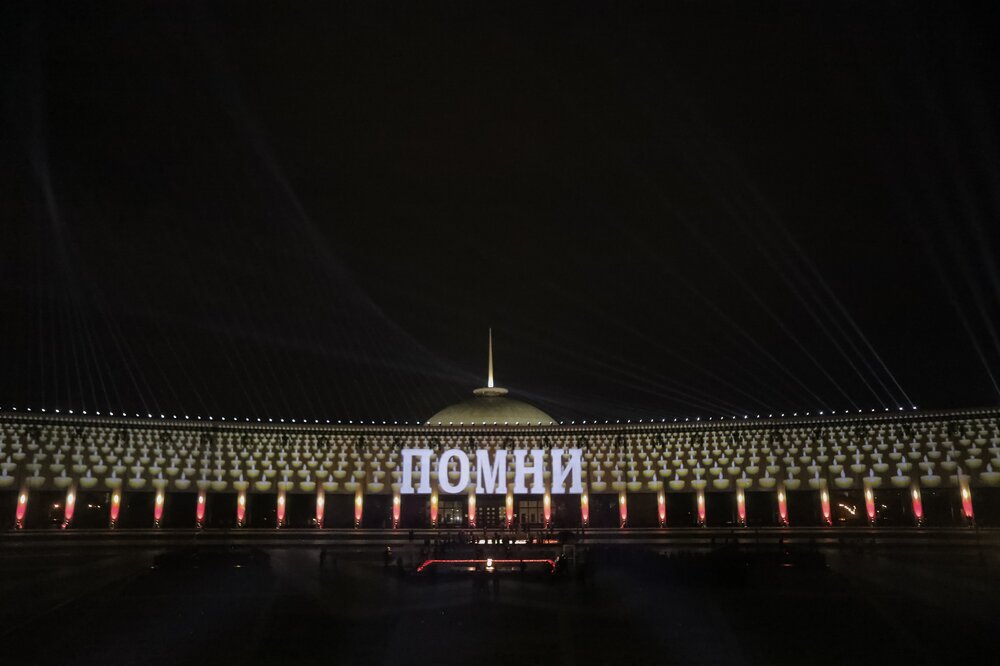 "Единая Россия" зажгла свечи памяти и огненные картины войны на Поклонной горе в Москве