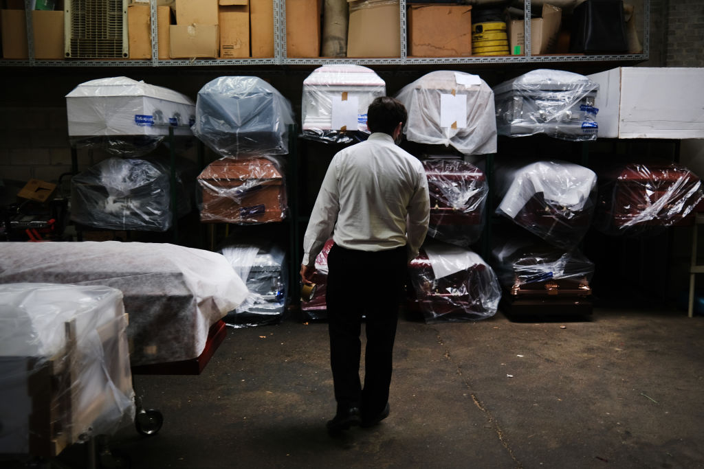 Похоронное бюро в Нью-Йорке переживает всплеск смертей на фоне пандемии коронавируса, апрель 2020 года. Фото © Getty Images / Spencer Platt