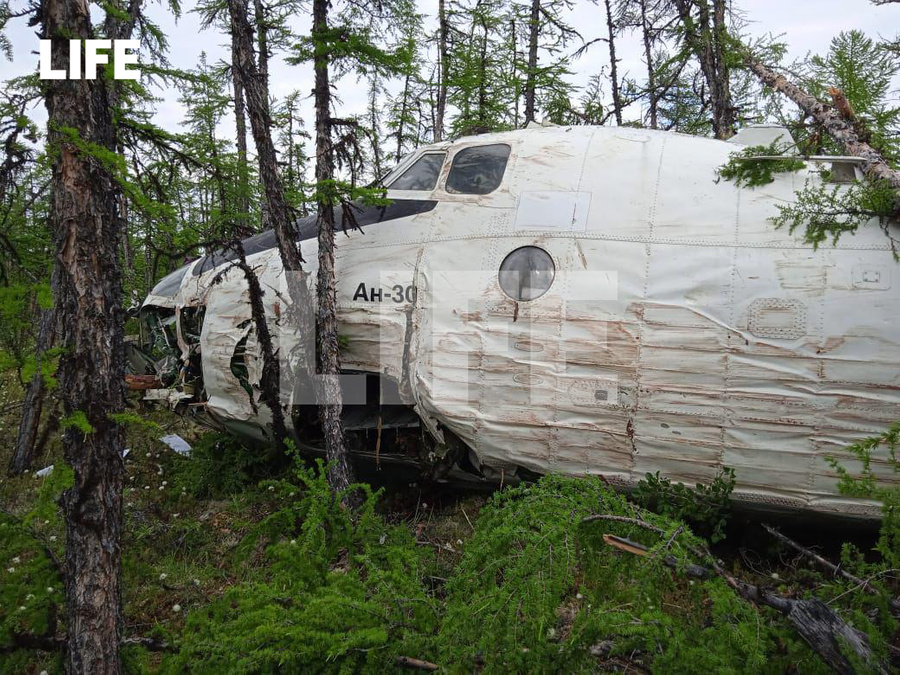 <p>Упавший в Якутии Ан-30. Фото © LIFE</p>