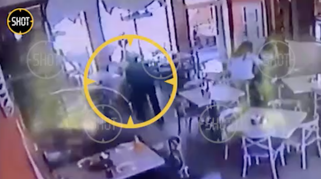 Россиянин расстрелял парня прямо в кафе из-за конфликта с сыном. Лайф публикует видео убийства