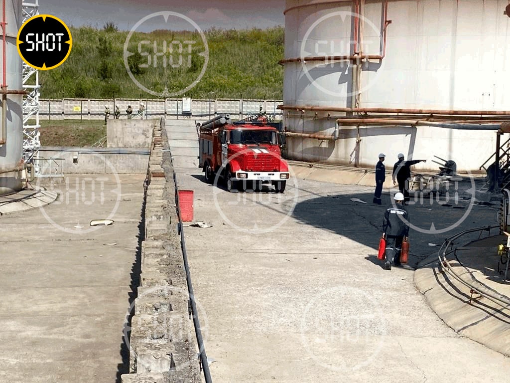 Кадры с Новошахтинского НПЗ, где обнаружили обломки БПЛА. Фото © Telegram/SHOT