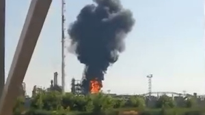 Крутое пике и взрыв: Лайф публикует видео атаки дрона-камикадзе на НПЗ в Ростовской области