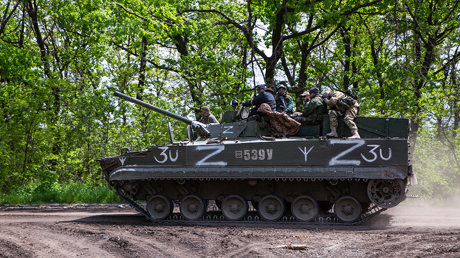 <p>Военнослужащие РФ в боевой машине пехоты (БМП). Обложка © ТАСС / Александр Река</p>