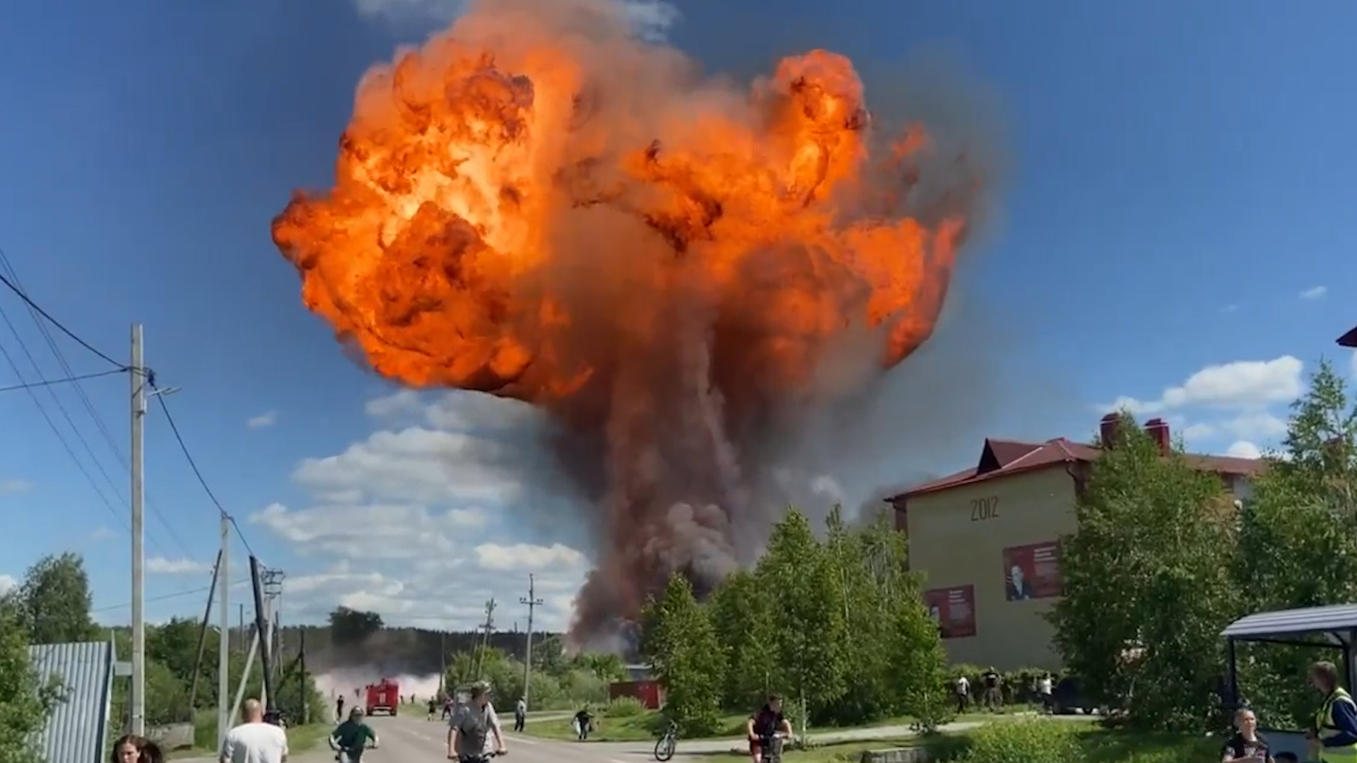 Момент попал на видео: Газовоз взлетел на воздух на уральской АЗС