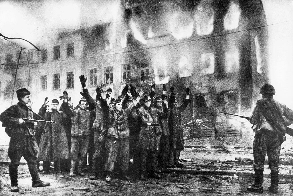 Немецкие солдаты и советская гвардия после сдачи Кёнигсберга, апрель 1945 года. Фото © Getty Images / ullstein bild
