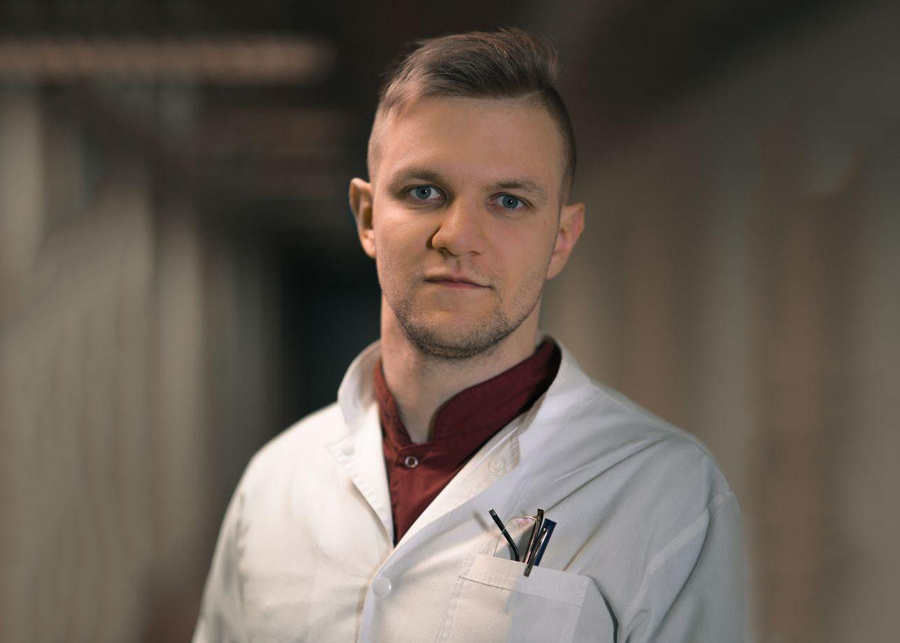 Хирургу Дмитрию Огнерубову всего 29 лет, но он уже вошёл в историю как создатель устройства компрессии лучевой артерии. Фото предоставлено Лайфу