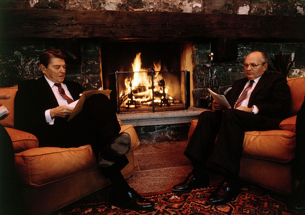 Рейган и Горбачёв на встрече в Женеве. Фото © Getty Images / David Hume Kennerly