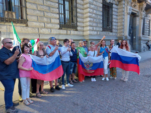 Жители Милана вышли на митинг против русофобии и отправки оружия на Украину