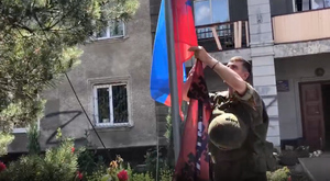 У здания администрации освобождённого Горского водрузили флаги ЛНР и России