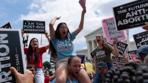 Тысячи американцев вышли на акцию против отмены права на аборт