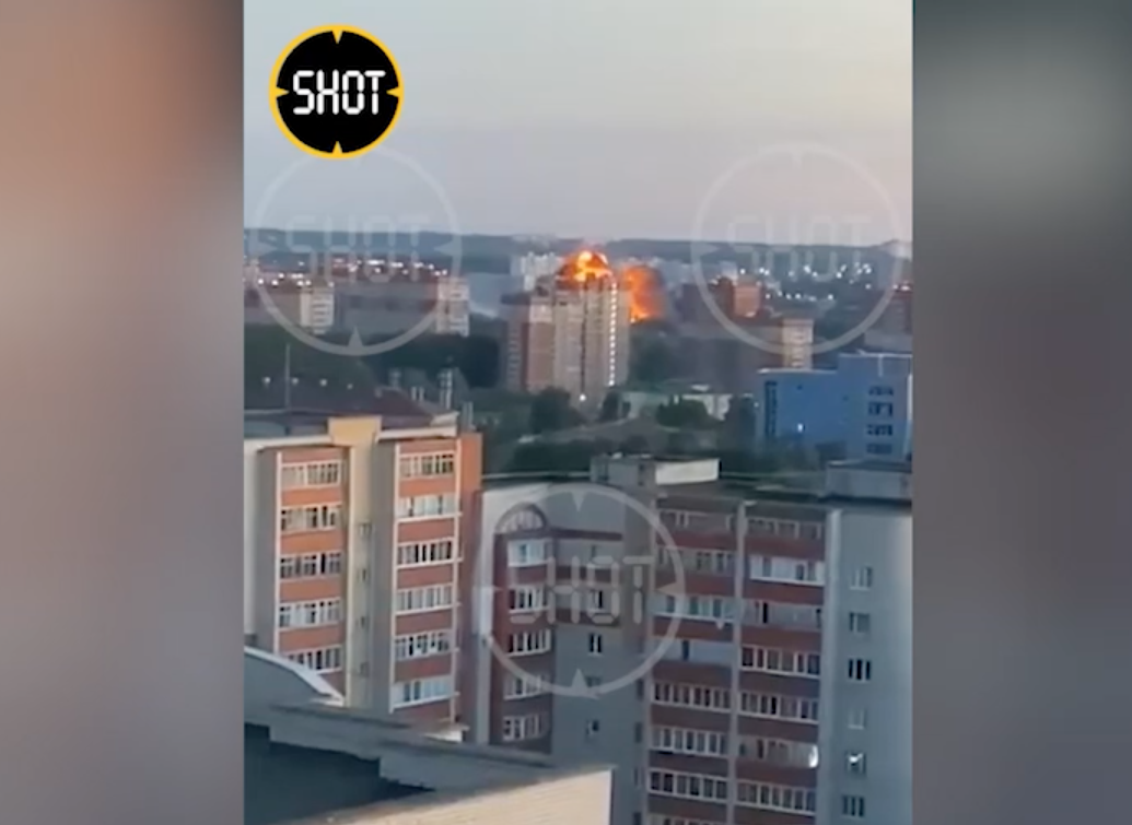 Упал среди домов: Лайф публикует видео момента крушения Ил-76 в Рязани