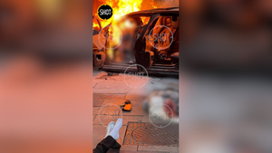 Люди лежат на земле, авто полыхает: Первые минуты после страшного тарана Mercedes в центре Москвы