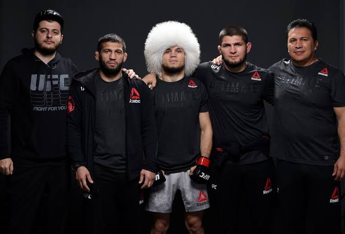 Хабиб Нурмагомедов и бойцы из его команды. Обложка © UFC