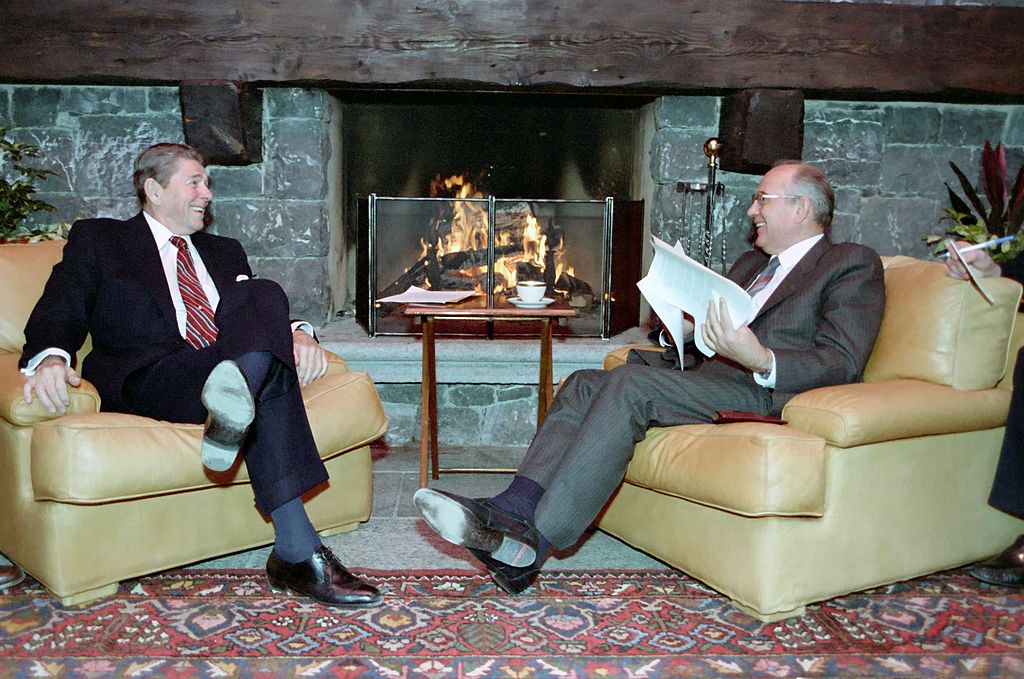 Рейган и Горбачёв на встрече в Женеве. Фото © Getty Images / Universal History Archive