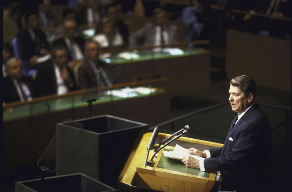 Выступление президента США Рональда Рейгана на Генассамблее ООН. Фото © Getty Images / Bill Foley