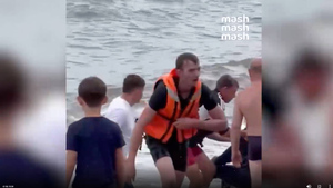Не все герои носят фартук: Повар пляжного бара в Алуште спас мужчину с тонущего судна