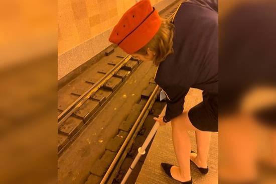 Сотрудники метро спасли упавшую на рельсы туфельку петербургской Золушки