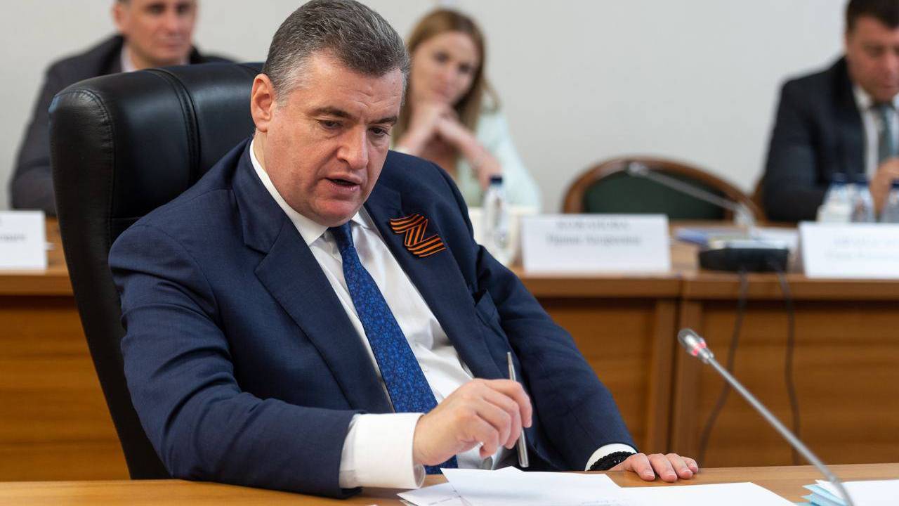 НАТО говорит о конфликте на Украине одно, а делает другое, считает Слуцкий