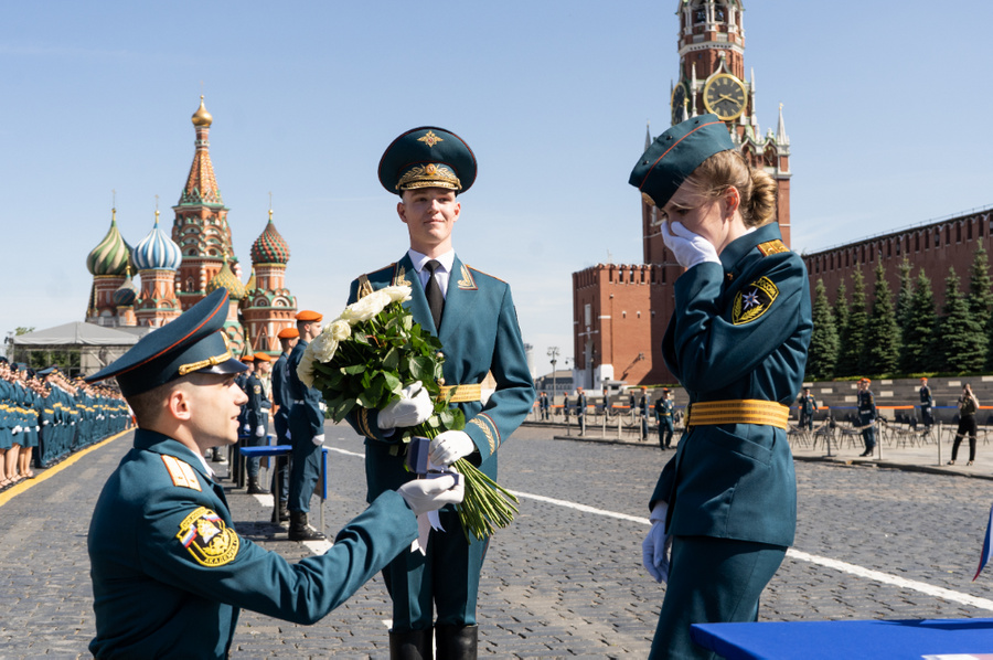 <p>Курсант делает предложение девушке на Красной площади. Фото © Академия МЧС</p>