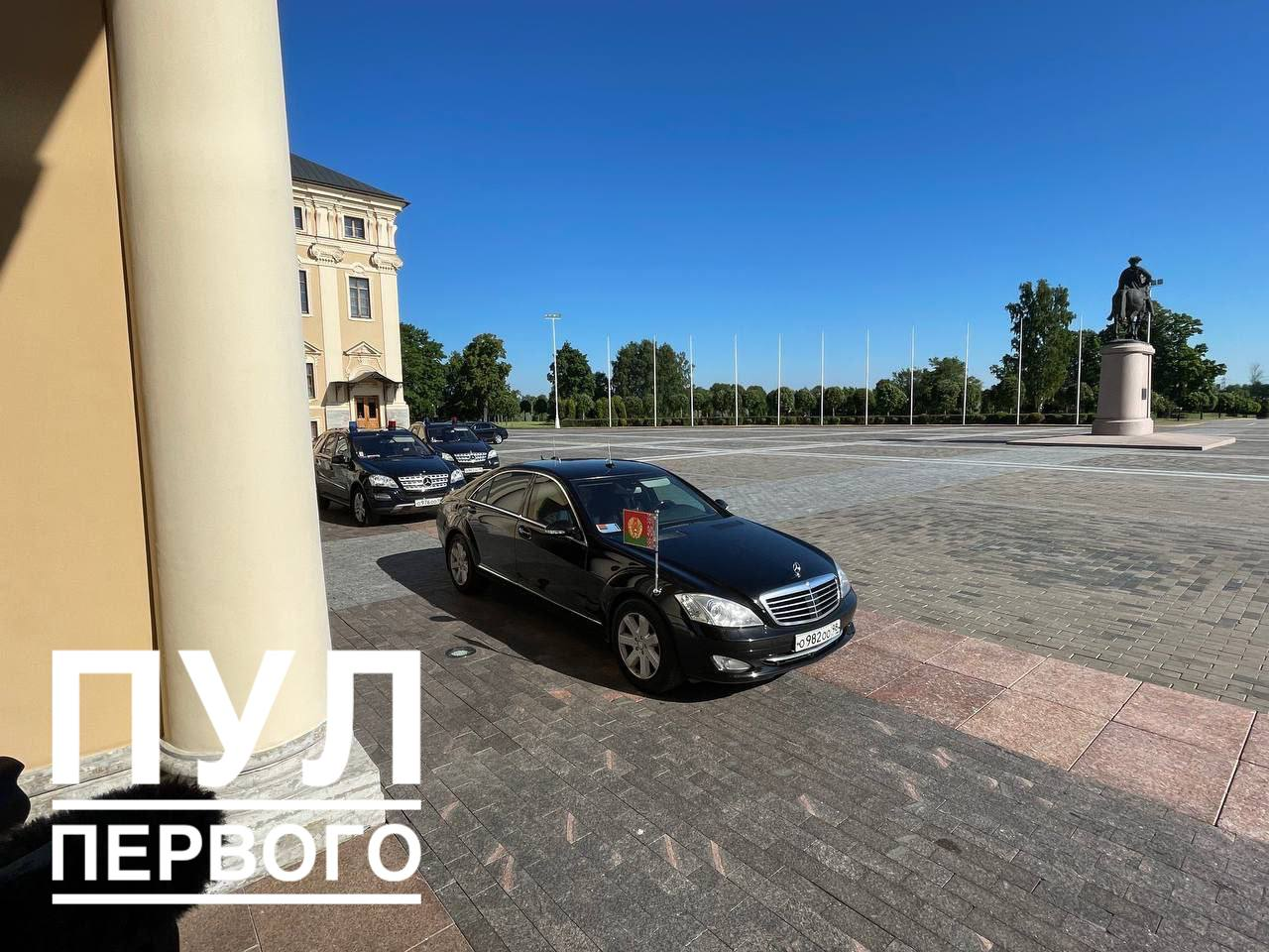 Лукашенко прибыл в Константиновский дворец на переговоры с Путиным