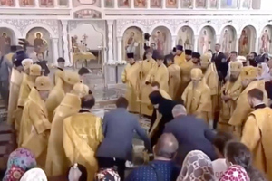 "По милости Божьей, без последствий": Патриарх Кирилл поскользнулся на святой воде и упал во время богослужения