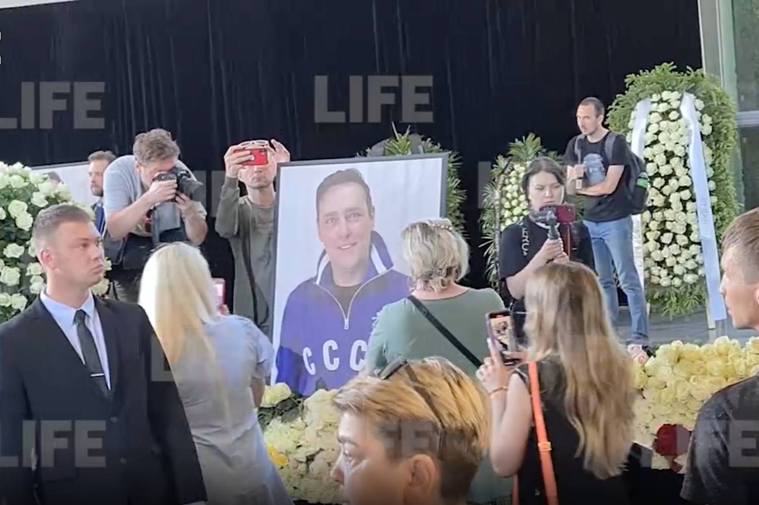 Сотни людей выстроились в очередь, чтобы проститься с Юрием Шатуновым