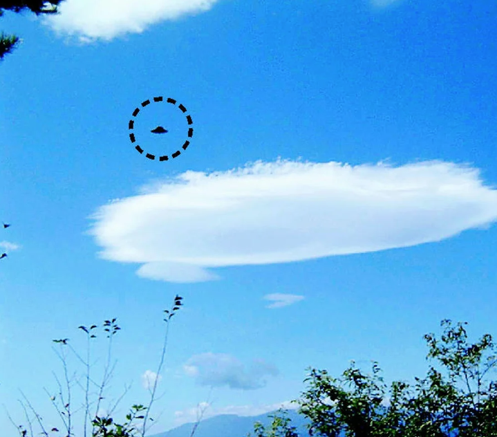 Неопознанный летающий объект в небе над Японией. Фото © Yomiuri