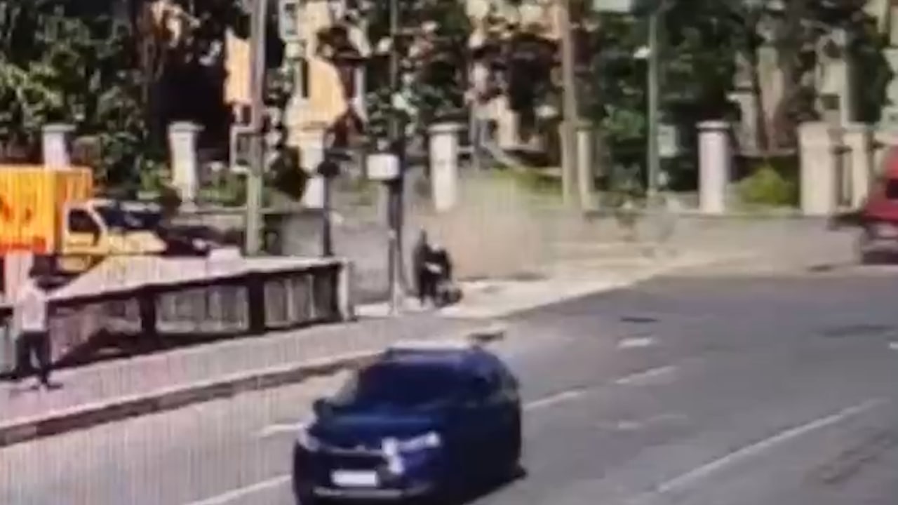 В Петербурге камера сняла, как пешехода на огромной скорости сбили на переходе