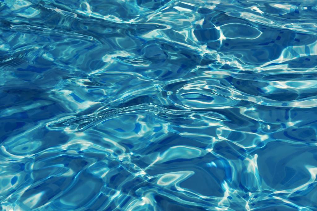 Никто не заметил ребёнка под водой: 13-летний школьник утонул в аквапарке после спуска с горки