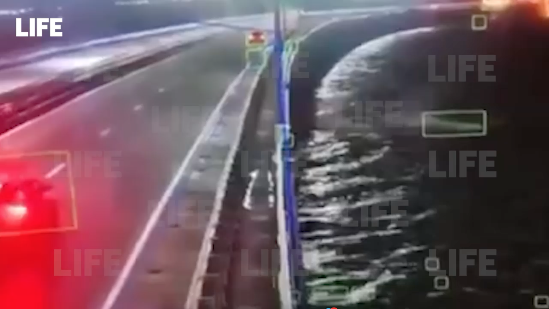 Уплыл с места ДТП: Водитель фуры устроил аварию на мосту и спрыгнул в воду